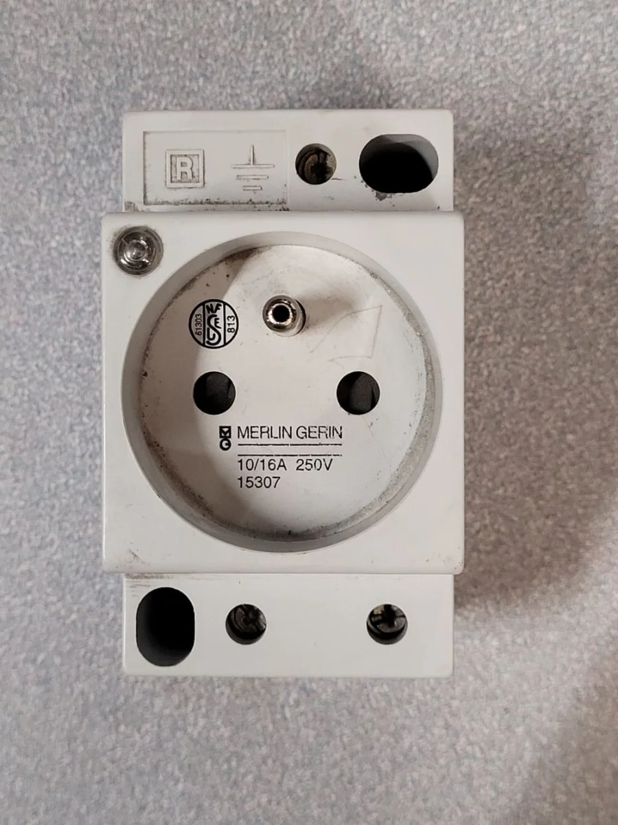Prise tableau 15307 - Éclairage de qualité avec frais de port offerts Prise modulaire sur le tableau électrique : une obligation ?