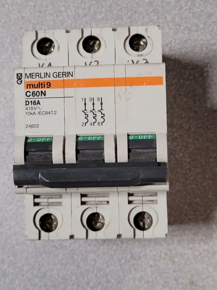 Disjoncteur 3P 24602 - Éclairage de qualité avec frais de port offerts Disjoncteur électronique S2 DPX³630 pouvoir de coupure 36kA 400V~ - 4P -  400A | 422063 | 3414970378590 | LEGRAND