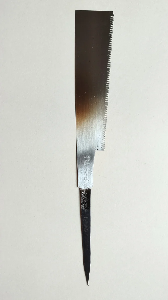 Scie japonaise vintage forgée "Kataba" 240mm "Heisuke Nakaya" - Accessoires Outdoor pour Plus de Liberté de Mouvement - {'count': 1, 'name': 'libération'}