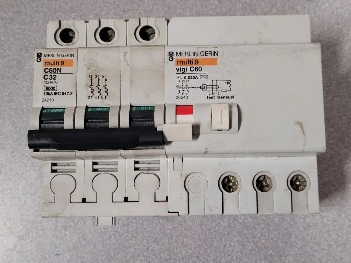 Disjoncteur + Différentiel 3P 24218+26540 - Éclairage 63A de qualité avec frais de port offerts