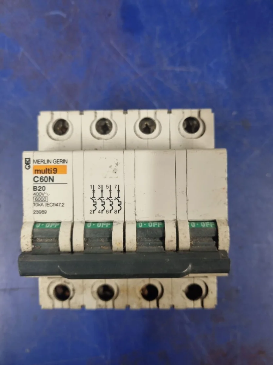 Disjoncteur 4P 23969 - Éclairage de qualité avec frais Triphasée de port offerts