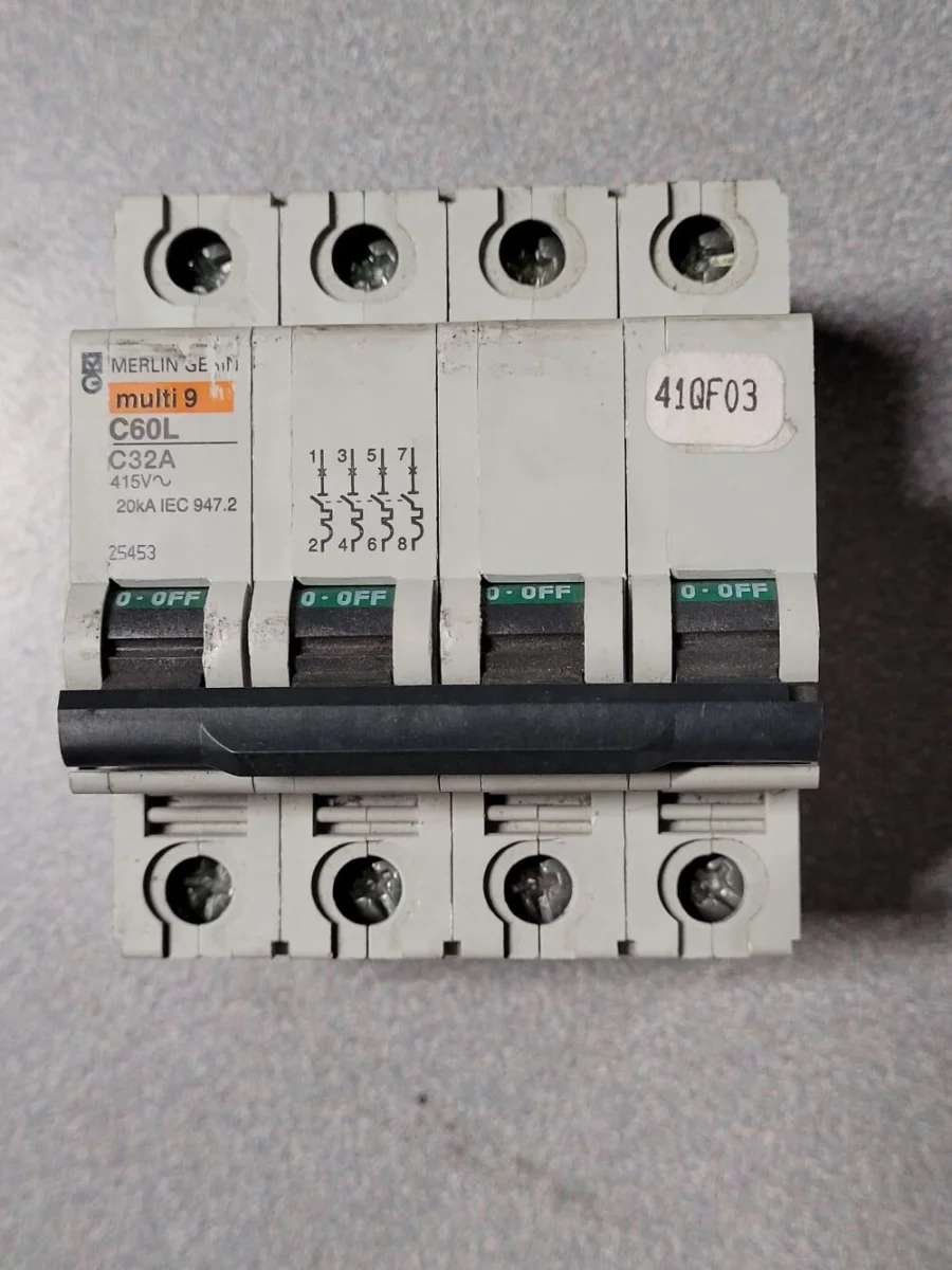 Disjoncteur 4P 25453 - Éclairage de qualité avec frais de port offerts Disjoncteur compact NS125 4 pôles HIMEL -Disjoncteur de Puissance - 4P;  125A/63A -Disjoncteur à boîtier moulé, HDM3E, 125M, 4P, électronique, C 125  A, 40 C - Sunu Équipement