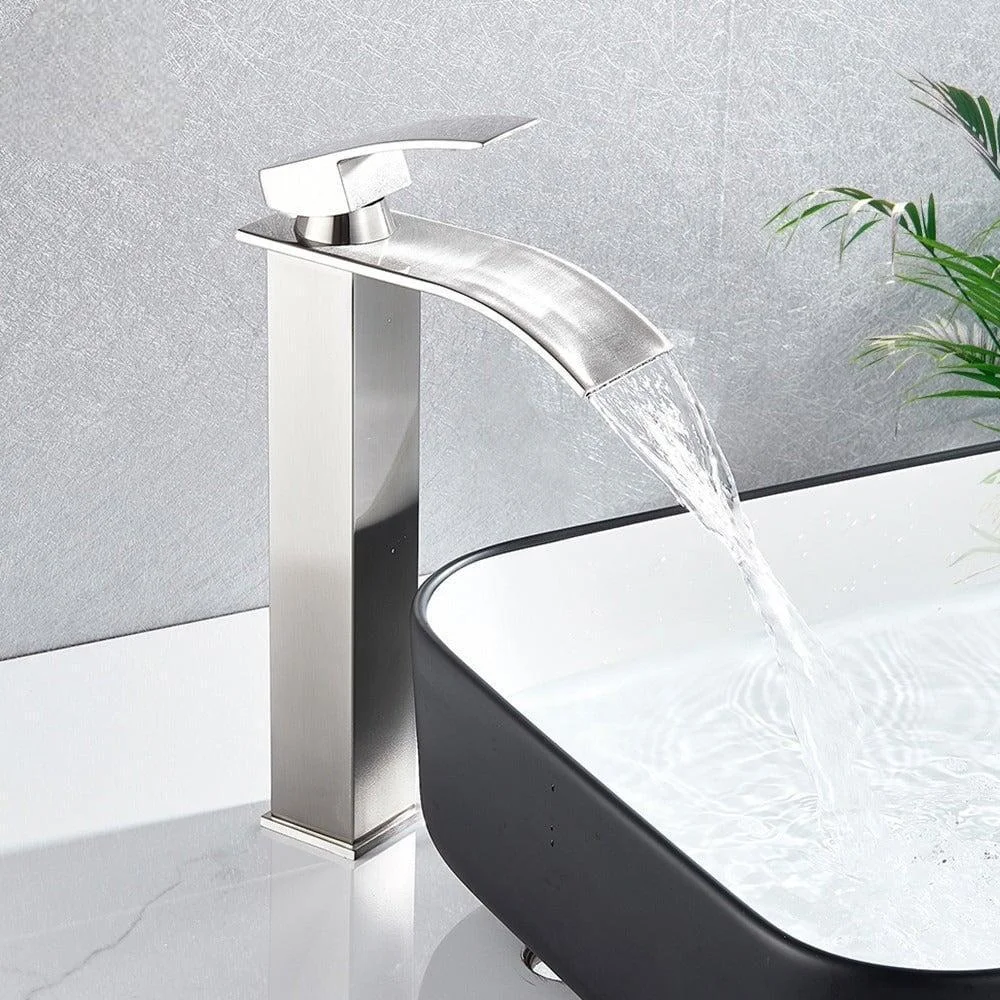 Mitigeur Cascade Lavabo | Essence Chromatique - E-shop mondial – Produits durables, modernes et accessibles partout Robinet de lavabo mural en cascade