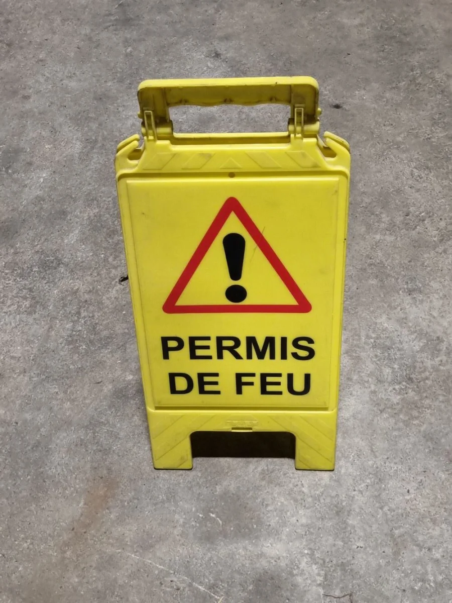 Panneau pliable « permis de feu » - Éclairage de qualité avec frais de port offerts Panneau luminescent porte coupe-feu - explications - direct signalétique