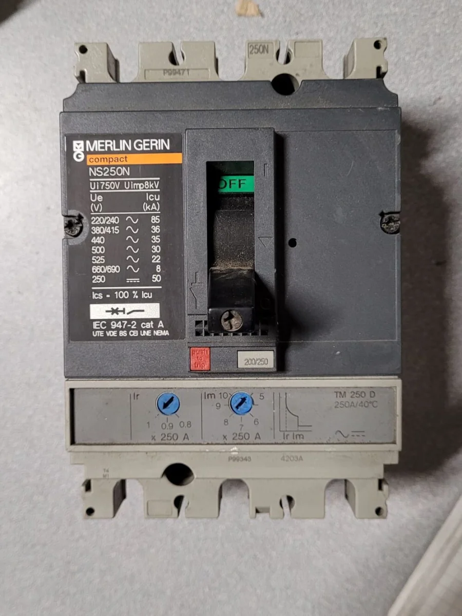 Disjoncteur NS250N TM250D Éclairage qualité frais port offerts