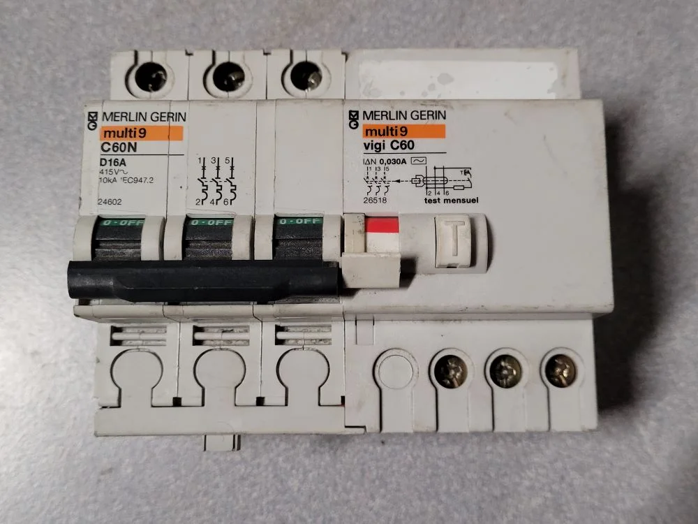 Disjoncteur 3P 24602 + Différentiel 26518 - Éclairage de qualité avec frais de port offerts Disjoncteur Différentiel Legrand Tetra 4P 25A : 411188 – EliteElecDeals