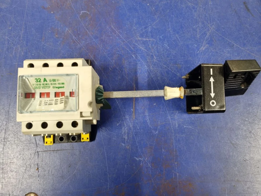 Interrupteur sectionneur 4P 32A 225.07 avec commande extérieure - Éclairage de qualité avec frais de port offerts Sectionneur rotatif ETI PV-DC 4 pôles 25A 1000V DC IP40