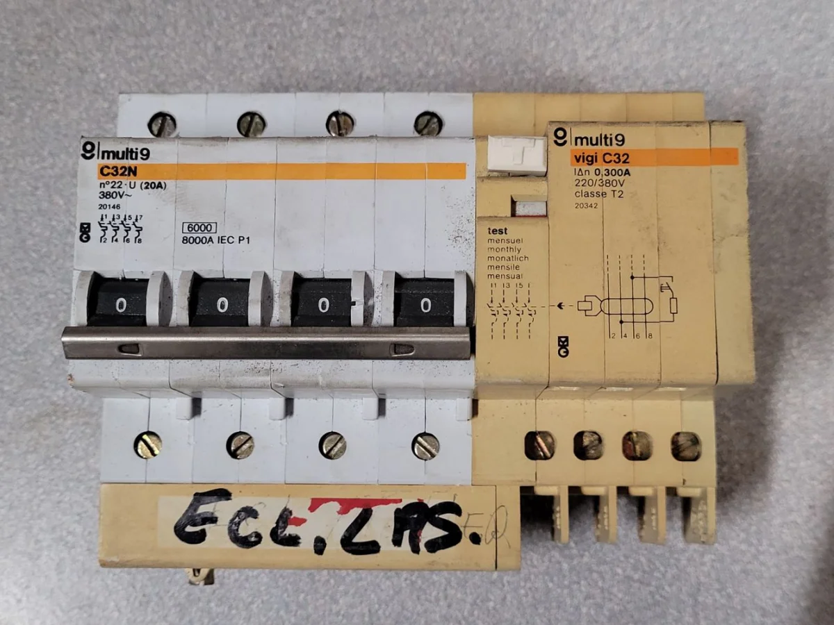 Disjoncteur + Différentiel 4P F100L 20146+20342 - Éclairage de qualité avec frais de port offerts