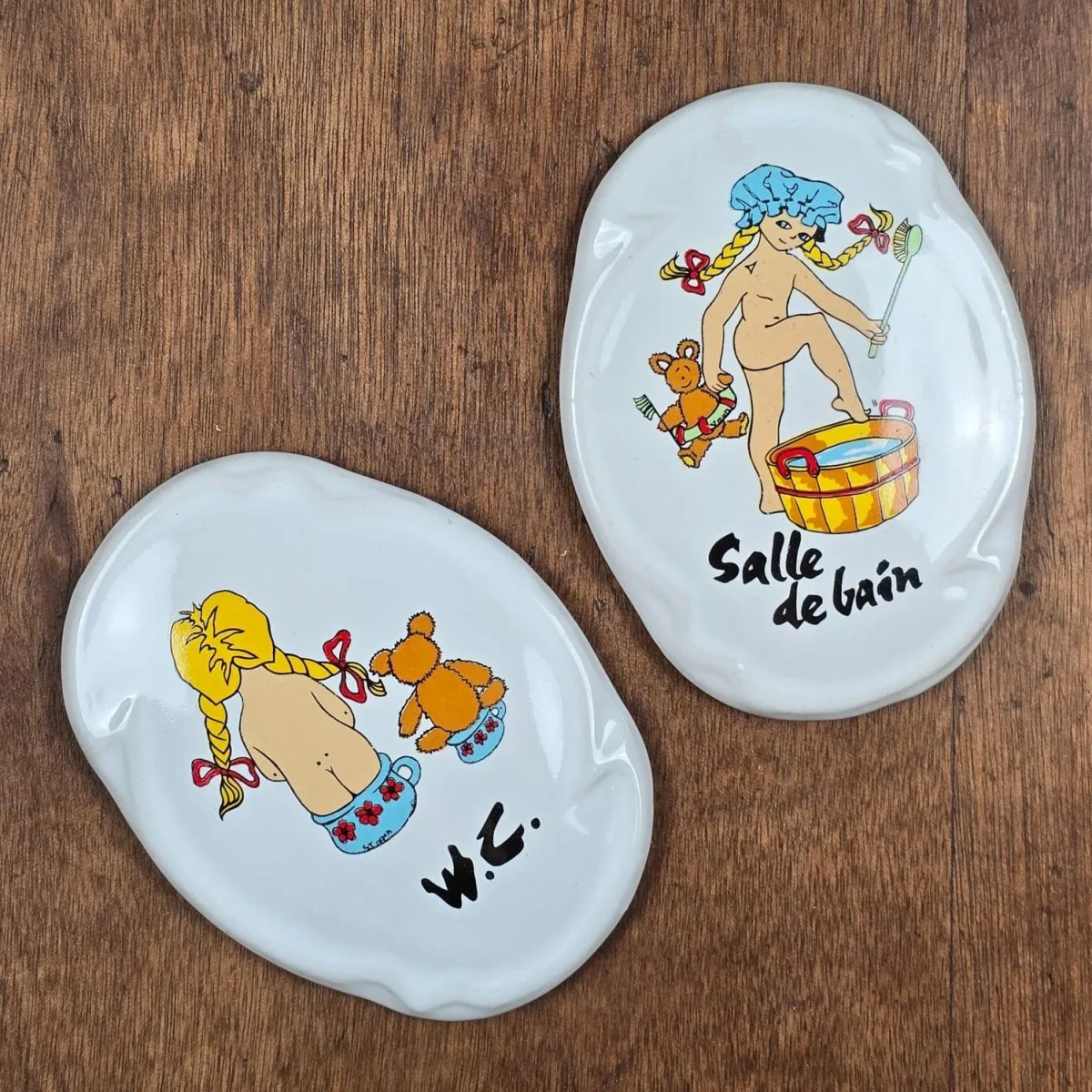 Lot de 2 plaques de porte vintage – W.C. & Salle de bain – motif fillette - Vins Rouges Harmonieux pour Chaque Occasion - {'count': 2, 'name': 'laiton'}