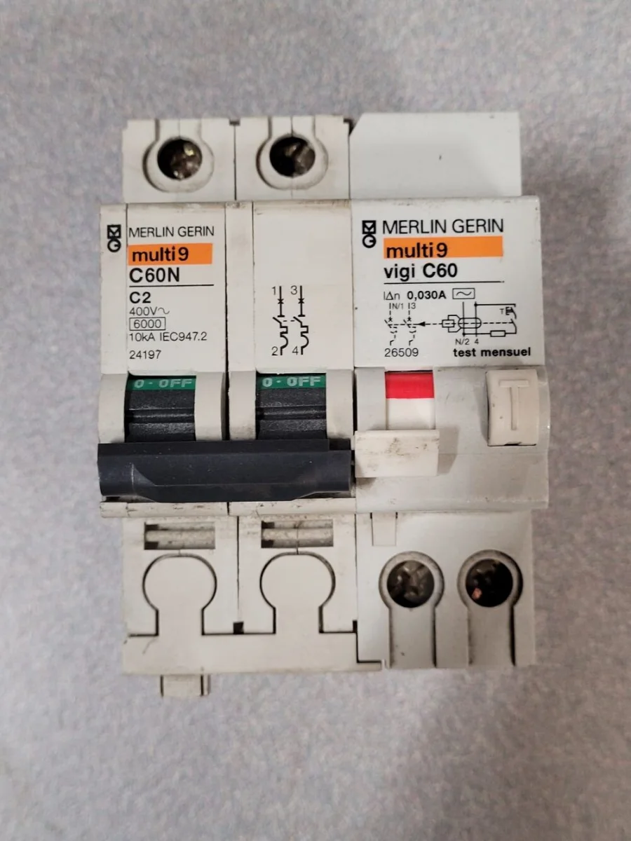 Disjoncteur C10 + Différentiel 2P 24197+26509 - Éclairage de qualité avec frais de port offerts