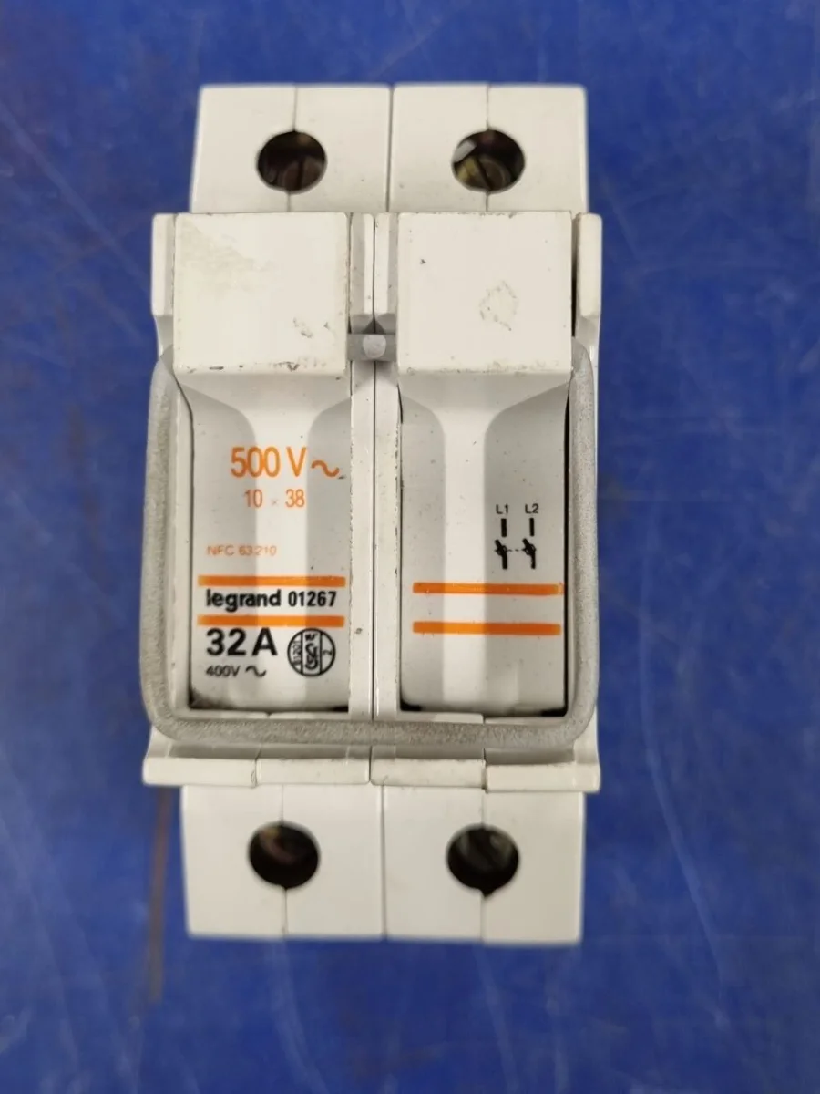 Porte fusibles 2P 32A 01267 - Éclairage de qualité avec frais de port offerts PRISE HORIZONTALE INTERVERROUILLÉE - AVEC FOND - AVEC BASE PORTE-FUSIBLES -  3P+T 32A 380-415V - 50/60HZ 6H CBF - IP44 | Gewiss