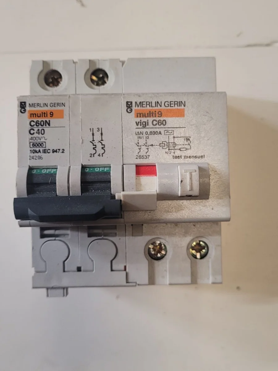 Disjoncteur + Différentiel 2P 20206+26537 - Éclairage de qualité avec frais de port offerts - {'count': 2, 'name': 'Vigi'}
